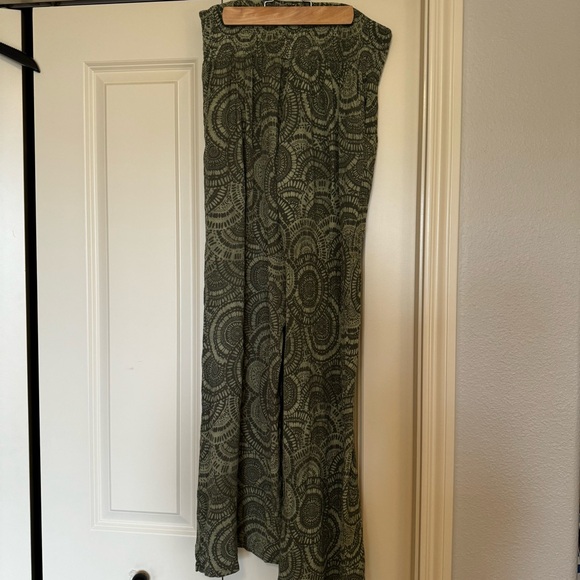 Fun lightweight patterned pants, wider leg. Size M - Picture 7 of 10